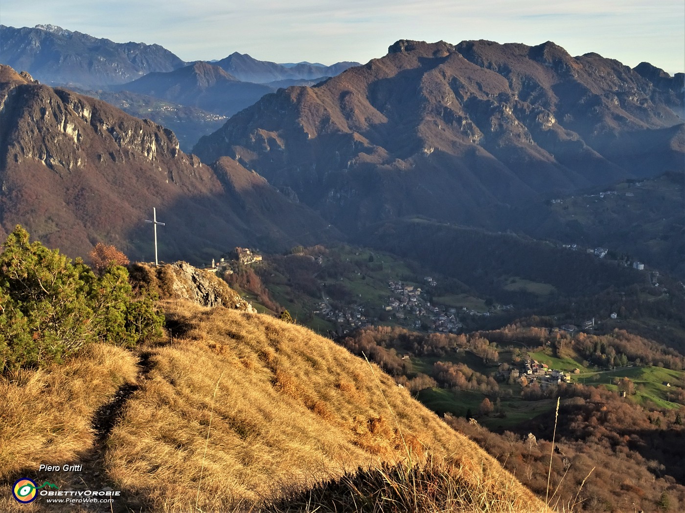 66 Dalla cima scendo la dorsale di cresta con splendido panorama.JPG